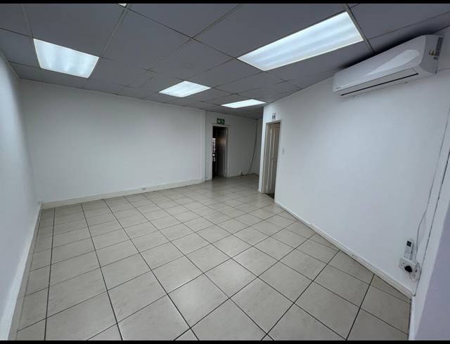298M² WAREHOUSE TO LET IN OLIVEDALE